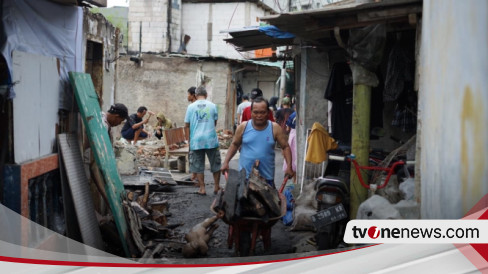 Pasca Kebakaran Rumah di Kemayoran, Warga Gotong Royong Bersihkan Puing Bangunan