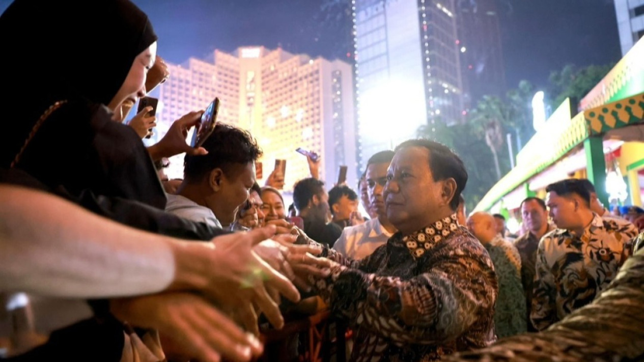 Momen Presiden Prabowo Sapa Masyarakat Saat Perayaan Malam Tahun Baru di HI
            - galeri foto