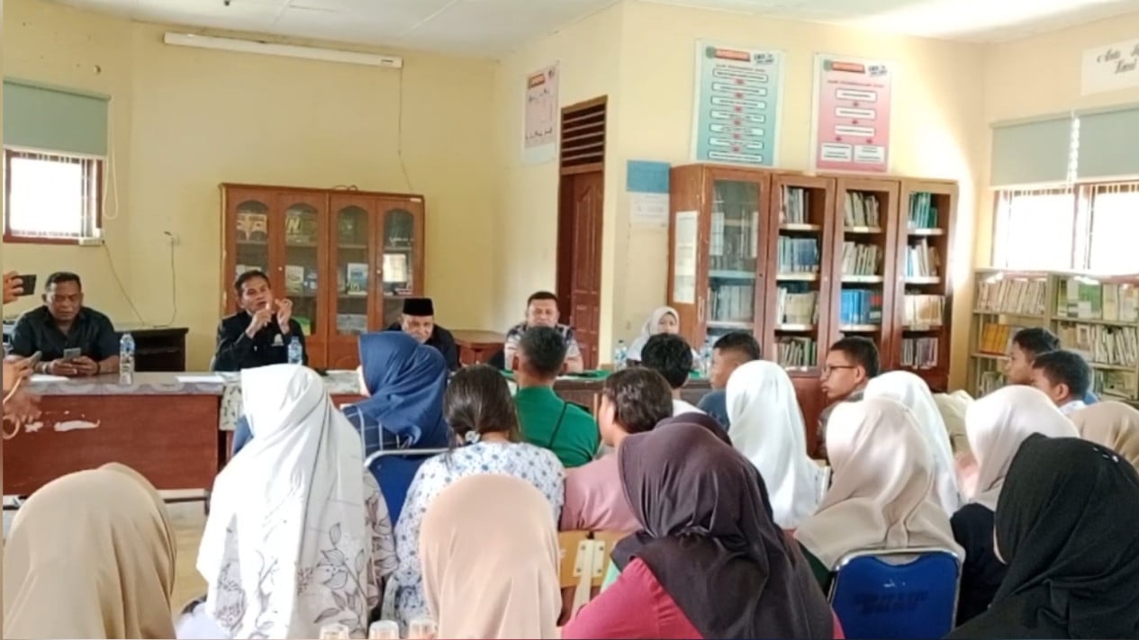 Diduga Perlakukan Siswa Siswi Tak Manusiawi, Rumah Dinas Kepala Sekolah SMKPP Negeri Kutacane Dilempari Batu
            - galeri foto