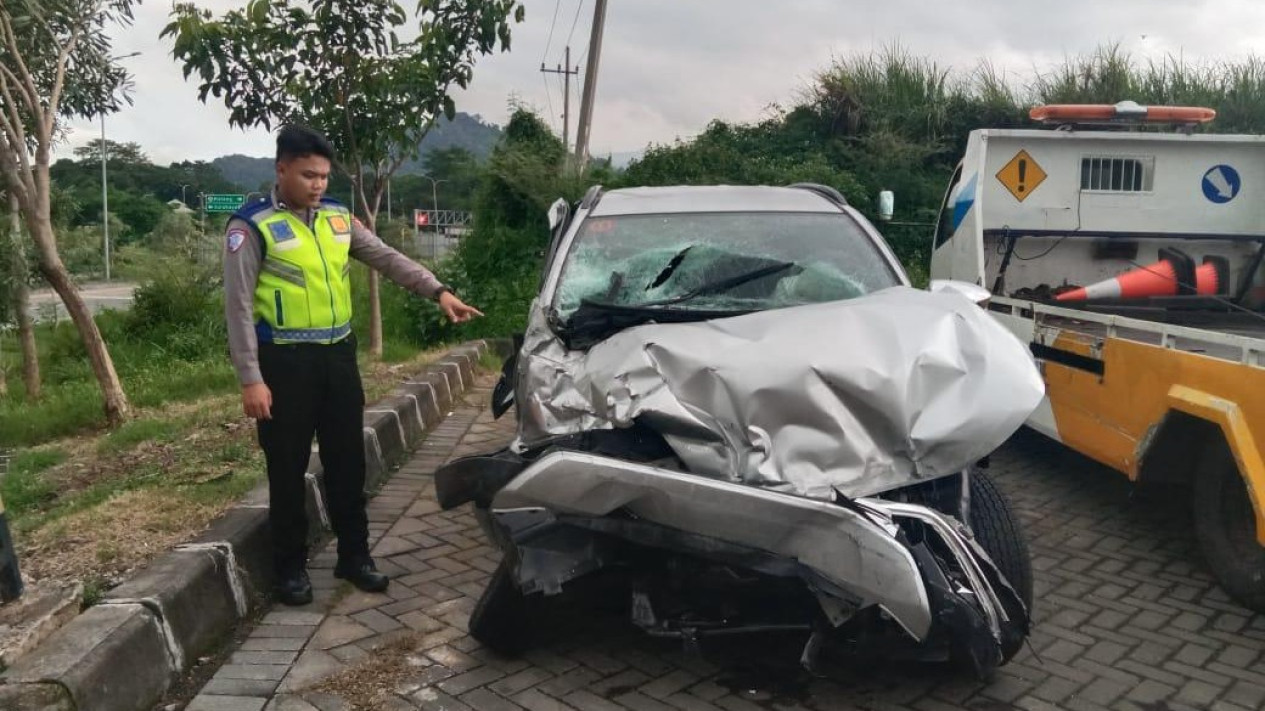 Minibus Terlibat Kecelakaan di Tol Mapan Lawang, Sopir Luka Memar
            - galeri foto