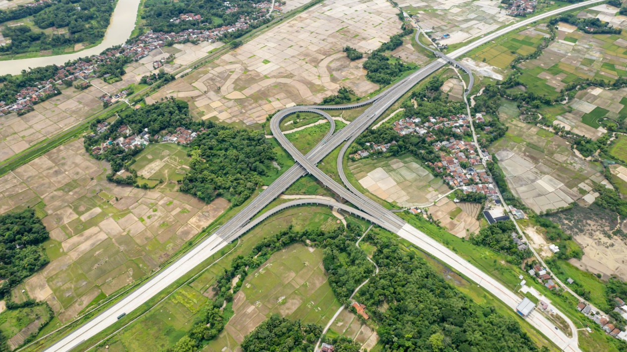 Terhubung KEK Tanjung Lesung, Jalan Tol Serang-Panimbang Diklaim Turunkan Biaya Logistik 30 Persen
            - galeri foto