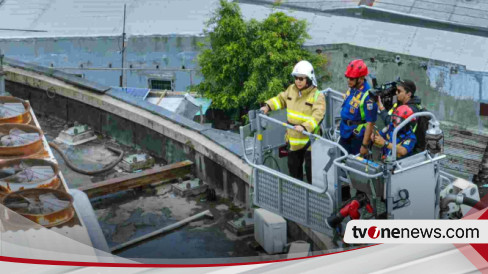 Naik Bronto Skylift, Pj. Gubernur Teguh Tinjau Langsung Kondisi Kebakaran Plaza Glodok