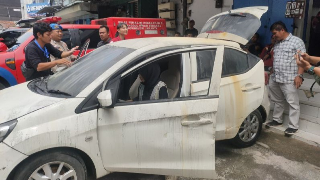 Mobil Pramugari Oshima Yukari Dievakuasi dari Lantai 7 Glodok Plaza, Petugas Temukan Ini di Dalam Mobil Brio Putih
            - galeri foto