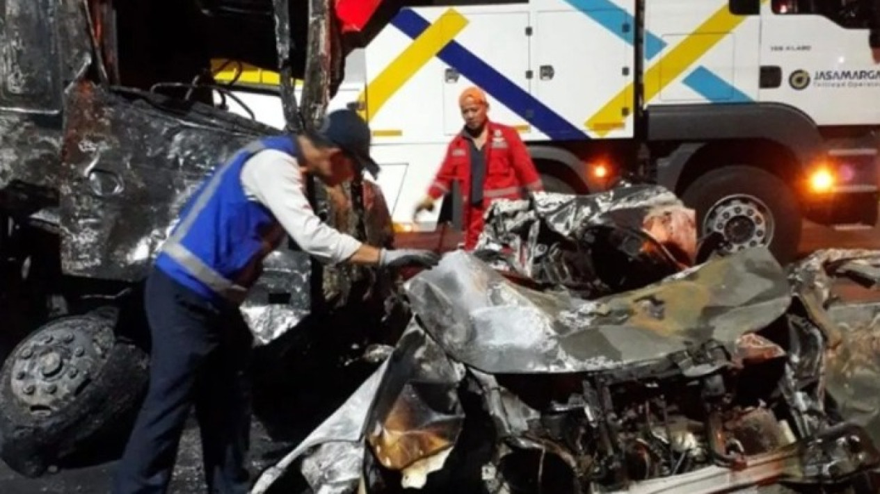 Kecelakaan di Gerbang Tol Ciawi Diduga Karena Truk Muatan Galon Alami Rem Blong, Tabrak Sejumlah Kendaraan yang Sedang Bayar e-Tol
            - galeri foto