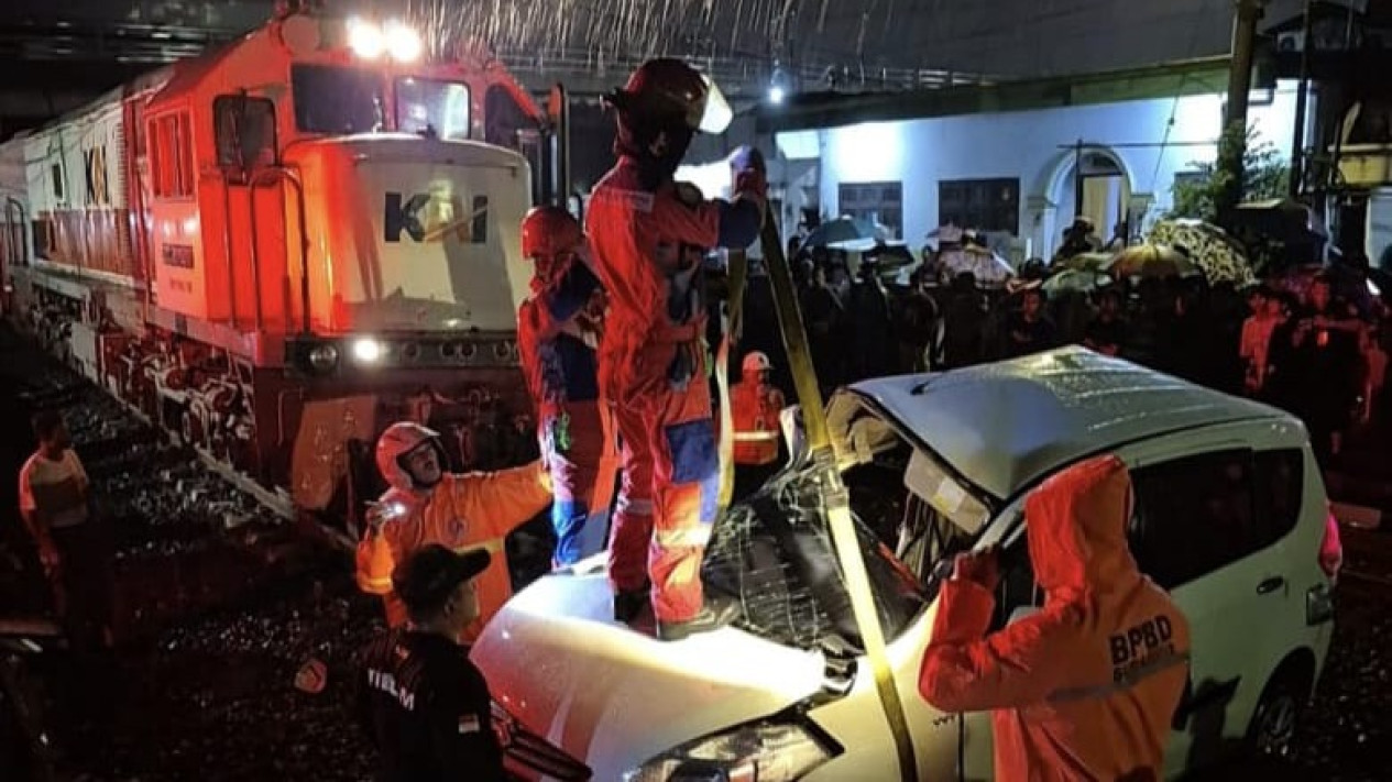 Diduga Serobot Palang Pintu Kereta, Tujuh Penumpang Mobil yang Tertabrak Kereta Berhamburan Selamatkan Diri
            - galeri foto