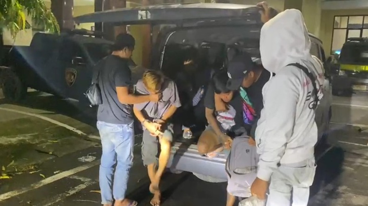 Kurir Sabu Asal Surabaya Ditangkap Polisi saat Turun dari Kereta Api di Stasiun Ketanggungan Brebes
            - galeri foto