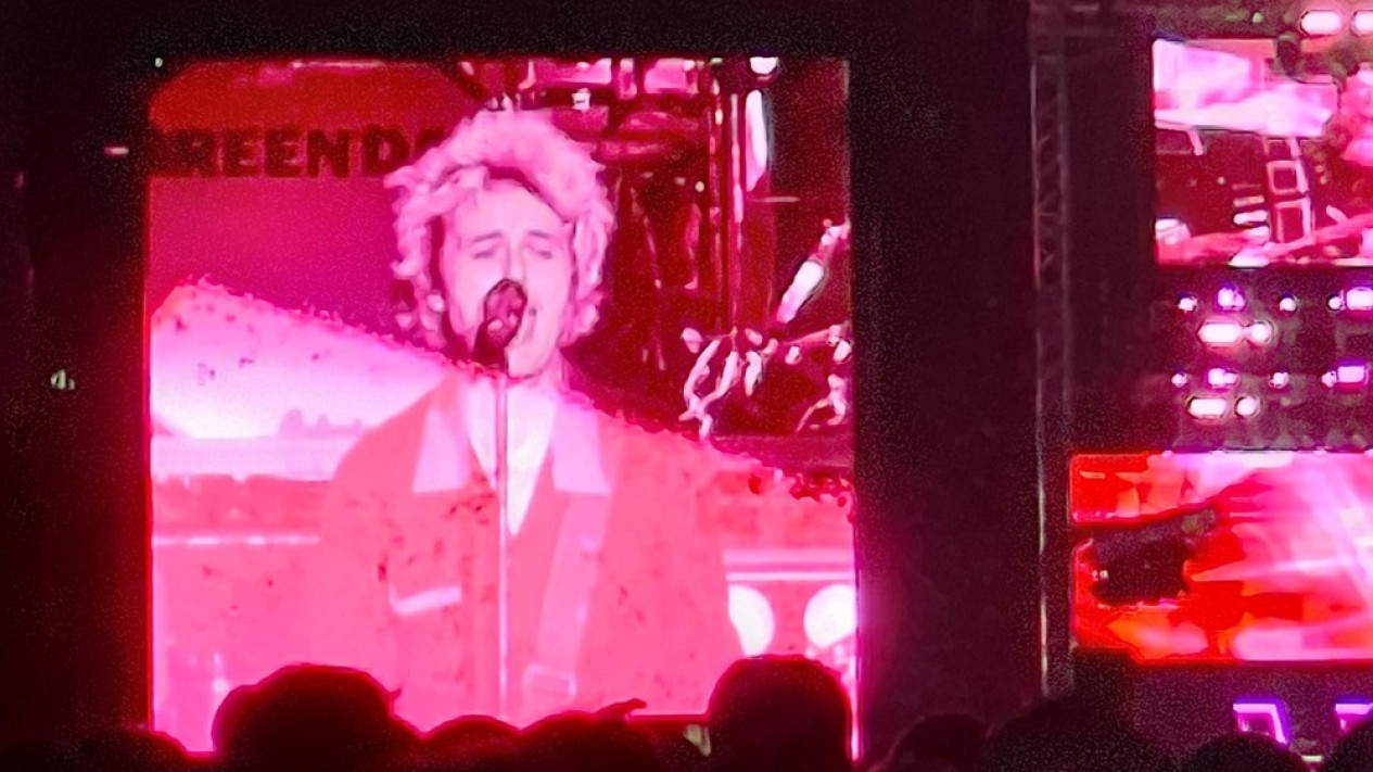 Momen Unik Vokalis Green Day Billie Joe Armstrong di Konser Jakarta: Dari Cium Bendera Indonesia hingga Ajak Penonton ke Panggung
            - galeri foto