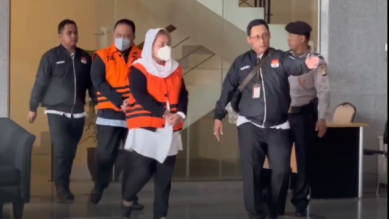 KPK Tahan Wali Kota Semarang Mbak Ita dan Suami, Diduga Terima Suap Rp 6 Miliar!
            - galeri foto