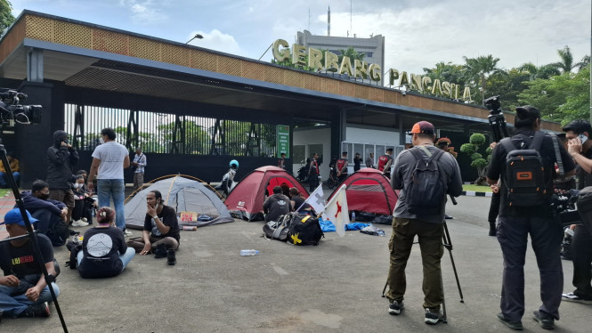 Sejak Kemarin hingga Pagi Ini, Massa Aksi Tolak RUU TNI Dirikan Tenda Blokade Gerbang Belakang Gedung DPR, Sempat Diintimidasi Aparat