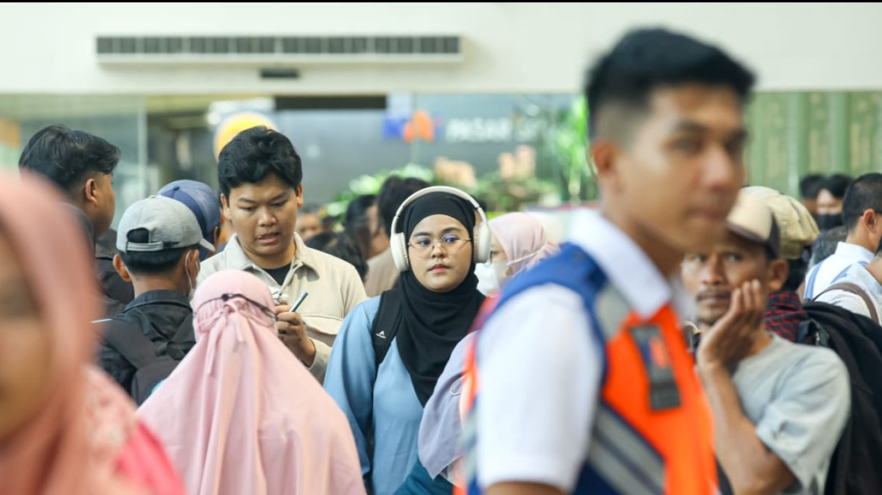 Masuki Masa Arus Balik, Penumpang Kereta Mulai Padati Stasiun Gambir dan Pasar Senen
            - galeri foto