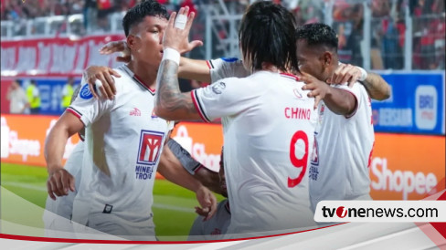 6814d52447596-para-pemain-malut-united-rayakan-gol-wahyu-prasetyo_488_274