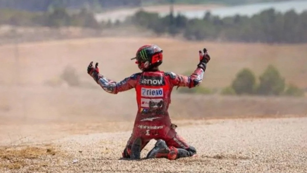 Francesco Bagnaia DNF di MotoGP Inggris 2025, Marc Marquez dan Ducati ...