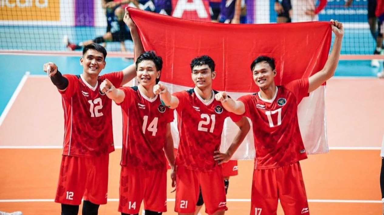 6852c4b799788-rivan-nurmulki-doni-haryono-dan-farhan-halim-di-timnas-voli-putri-indonesia_1265_711