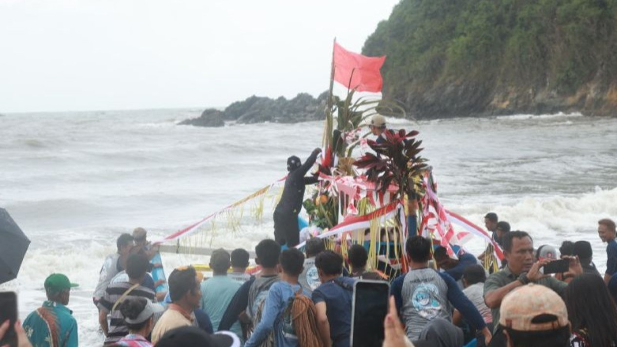 Nelayan Lampon Banyuwangi Gelar Tradisi Petik Laut: Bukan Sekadar ...